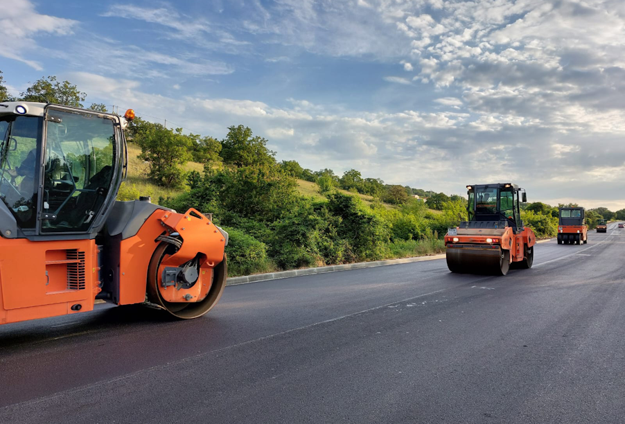 В Севастополе благодаря нацпроекту ремонтируют две дороги в поселке Сахарная Головка
